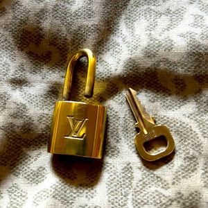 #304–LV Lock & Key…unbranded chain included!!